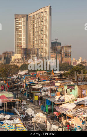 Eine Ansicht der Stadt von Mumbai, zeigt die Armut und schlechte Wohnverhältnisse und die Mahalaxmi Dhobi Ghat, öffnen Luft Waschsalon. Stockfoto