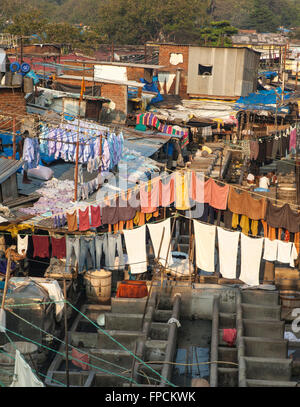 Eine Ansicht der Stadt von Mumbai, zeigt die Armut und schlechte Wohnverhältnisse und die Mahalaxmi Dhobi Ghat, öffnen Luft Waschsalon. Stockfoto