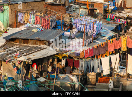 Eine Ansicht der Stadt von Mumbai, zeigt die Armut und schlechte Wohnverhältnisse und die Mahalaxmi Dhobi Ghat, öffnen Luft Waschsalon. Stockfoto