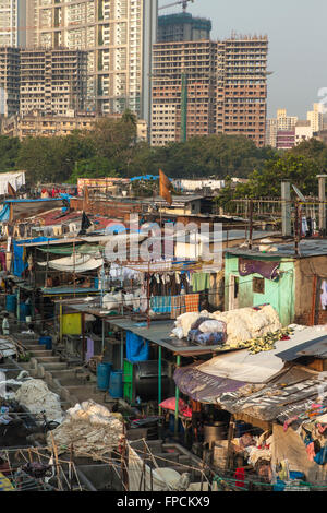 Eine Ansicht der Stadt von Mumbai, zeigt die Armut und schlechte Wohnverhältnisse und die Mahalaxmi Dhobi Ghat, öffnen Luft Waschsalon. Stockfoto