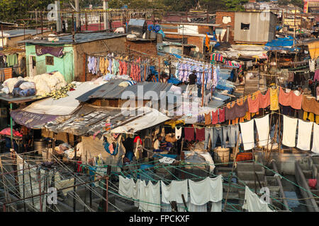 Eine Ansicht der Stadt von Mumbai, zeigt die Armut und schlechte Wohnverhältnisse und die Mahalaxmi Dhobi Ghat, öffnen Luft Waschsalon. Stockfoto