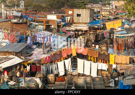 Eine Ansicht der Stadt von Mumbai, zeigt die Armut und schlechte Wohnverhältnisse und die Mahalaxmi Dhobi Ghat, öffnen Luft Waschsalon. Stockfoto