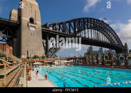 Ein Blick auf die Sydney Harbour Bridge aus dem Norden Sydney Olympic Swimming Pool. Stockfoto