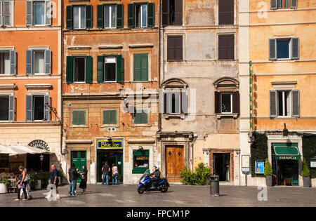 Ein Blick auf die High Street, Piazza di Santa Maria in Rom, Italien. Stockfoto