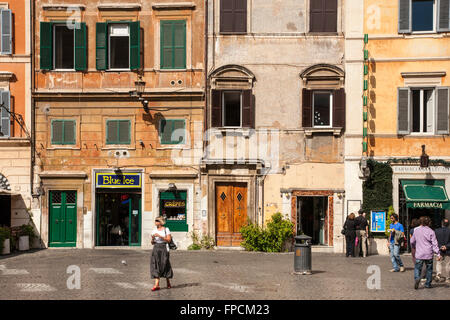 Ein Blick auf die Hauptstraße in Trastevere, Rom, Italien. Stockfoto