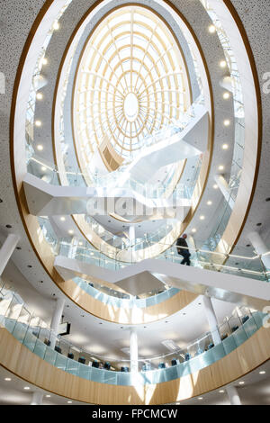 Eine Innenansicht von der neuen und modernen Gebäude, das Heimat von Liverpool Central Library, zeigt die ultra-modernen Design und das Glas und Holz Dekor im Inneren verwendet. Stockfoto