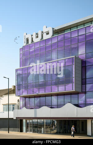 Eine Außenansicht der ultra modernen Palast-Nabe, die große Glasfront mit Neon beleuchtete abgeschlossen haben, zeigt den Haupteingang. Stockfoto