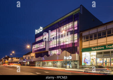 Eine Außenansicht des Ultra modernen Palast Hub, die große Glasfront mit Neon beleuchtete fertig sind, auf einer Hauptstraße in Redcar. In der Nacht genommen. Stockfoto