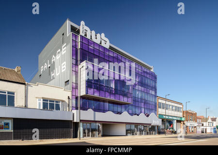 Eine Außenansicht der ultra modernen Palast-Nabe, die große Glasfront mit Neon beleuchtete fertig sind, tagsüber in einer Straße in Redcar genommen. Stockfoto