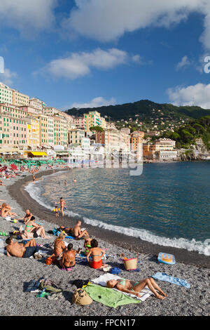 Massen von Menschen genießen einen Tag im Camogli Badeort an der ligurischen Küste. Stockfoto