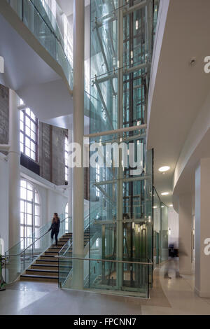 Eine Innenansicht der ein großes, modernes Gebäude, das Manchester Central Library. Stockfoto