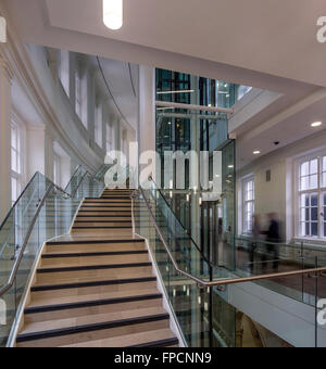 Eine Innenansicht der ein großes, modernes Gebäude, das Manchester Central Library. Stockfoto