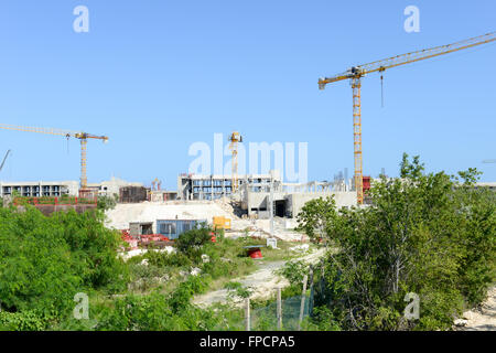 Cayo Guillermo, Kuba, 16. Januar 2016 - drei Kräne auf der Baustelle eines neuen Hotels in Cayo Guillermo, Kuba Stockfoto