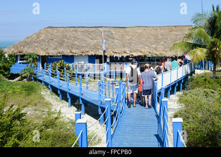 Cayo Guillermo, Kuba - 16. Januar 2016: Menschen zu Fuß auf einer Brücke, der Strand von Cayo Guillermo, Kuba zu erreichen Stockfoto