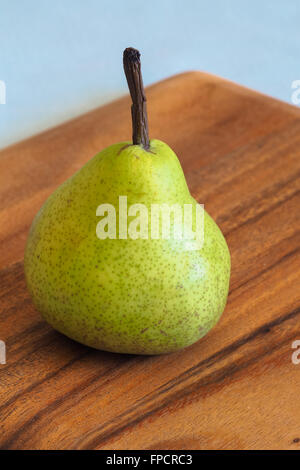 Birne auf Holzbrett Stockfoto