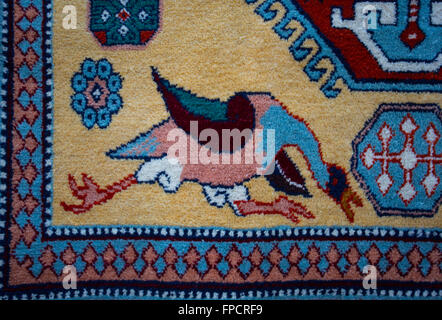 Armenische bunte handgemachte Teppich mit traditionellen Mustern und Ornamenten Stockfoto