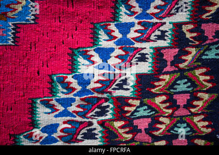 Armenische bunte handgemachte Teppich mit traditionellen Mustern und Ornamenten Stockfoto