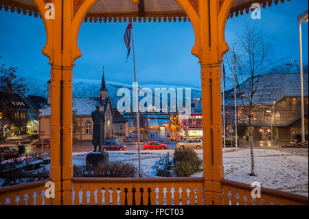 Die Eismeerkathedrale Statue von König Hakon VII. und der katholischen Kirche von der Marktplatz-Musikpavillon betrachtet. Tromso. Norwegen Stockfoto