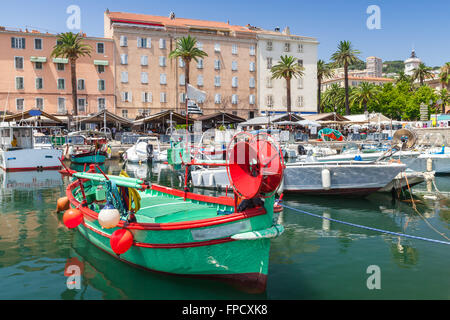 Bunte hölzerne Fischerboote vertäut im alten Hafen von Ajaccio, Korsika, die Hauptstadt der französischen Insel Korsika Stockfoto