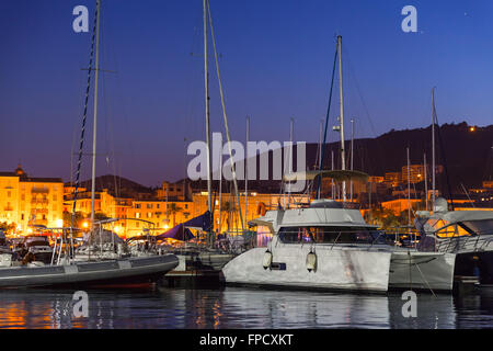 Sportboote und Motorboote vor Anker im alten Hafen von Ajaccio, die Hauptstadt der Insel Korsika, Frankreich. Nacht Foto Stockfoto