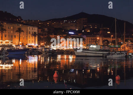 Sportboote und Angelboote/Fischerboote vertäut im alten Hafen von Ajaccio, die Hauptstadt der Insel Korsika, Frankreich. Nacht Foto Stockfoto