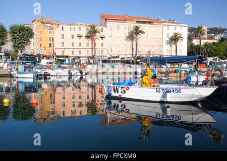 Ajaccio, Frankreich - 7. Juli 2015: Hölzerne Fischerboote und Vergnügen Motorboote vor Anker im alten Hafen von Ajaccio Stockfoto