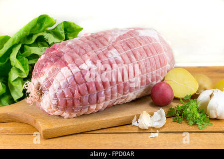 rohes Fleisch in ein net fertig gekocht werden Stockfoto