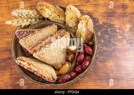 Integrale Kekse mit Mandeln und Hagebutten in einer Kokosnussschale serviert Stockfoto