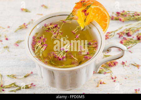 Bitter-Rasen-Tee im Wasserglas auf einem gedeckten Tisch Stockfoto