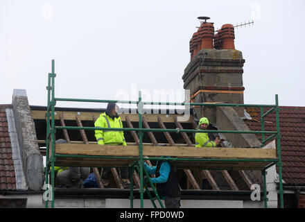 Bauherren ein Dach entfernen, bauen eine Loft Conversion auf einem viktorianischen Reihenhaus Eigentum. Stockfoto