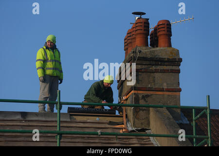 Bauherren ein Dach entfernen, bauen eine Loft Conversion auf einem viktorianischen Reihenhaus Eigentum. Stockfoto