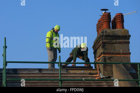 Bauherren ein Dach entfernen, bauen eine Loft Conversion auf einem viktorianischen Reihenhaus Eigentum. Stockfoto