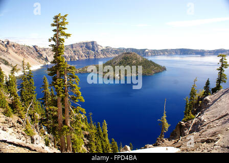 Kratersee, Caldera-See in Oregon State entstanden rund 7700 Jahren durch vulkanische Zusammenbruch, zwei Inseln mit Bäumen Stockfoto