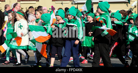 Carrick Asse, Kinder im Grundschulalter in Carrickmacross St. Patricks Day Parade Stockfoto