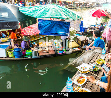 Händlers Boote auf einem schwimmenden Markt in Thailand. Stockfoto