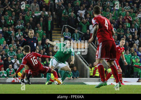 7. September 2015 - Euro 2016-Qualifikation - Gruppe F - Nordirland 1 Ungarn 1. Northern Ireland Chris Baird (6) und Ungarns Ádám Nagy Gewirr im Mittelfeld. Stockfoto