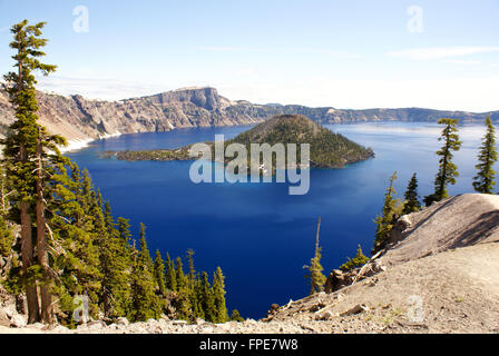 Kratersee, Caldera-See in Oregon State entstanden rund 7700 Jahren durch vulkanische Zusammenbruch, zwei Inseln mit Bäumen Stockfoto