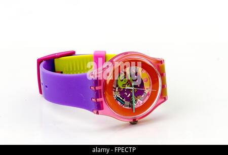 Armbanduhr auf weißen Tisch Stockfoto