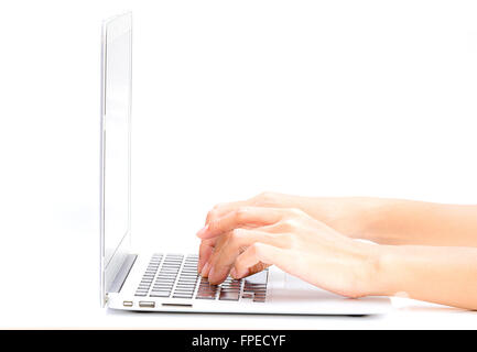 Frau Hand Tippen auf dem Laptop auf weißen Tisch Stockfoto