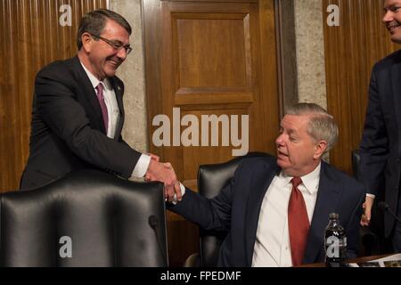 US-Senator Lindsey Graham von South Carolina grüßt Verteidigungsminister Ashton Carter vor Anhörungen im Senate Armed Services Committee auf das Department of Defense Budget auf dem Capitol Hill 17. März 2016 in Washington, DC. Stockfoto