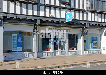 Ladenfront und Schilder für die Niederlassung der Coventry Building Society und Geldautomaten in Stratford upon Avon Warwickshire England Großbritannien Stockfoto