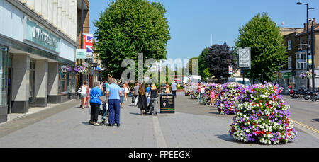 Brentwood Essex Shopping High Street Sommer Blumenanzeige in Pflanzer Vor dem Marks & Spencer Kaufhaus auf Wide Bürgersteig England GB Stockfoto