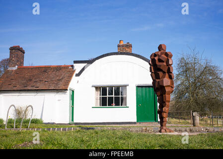 LAND-Skulptur von Antony Gormley auf der Stratford-upon-Avon-Kanal an Lengthsmans Hütte, Lowsonford, Warwickshire, England Stockfoto