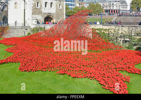 Kaskadierung Keramik Mohnfeld 'Blut fegte Ländereien & Meere rot"drapiert über trockenen Graben am Tower of London als 1. Weltkrieg Hommage an die gefallenen Stockfoto