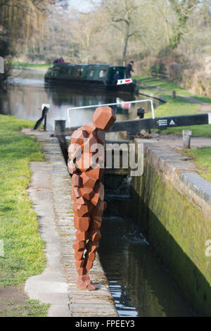 LAND-Skulptur von Antony Gormley auf der Stratford-upon-Avon-Kanal an Lengthsmans Hütte, Lowsonford, Warwickshire, England Stockfoto