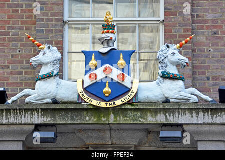 Worshipful Company of Wax Chandlers Livery Company Arme angezeigt über dem Eingang zum Wachs Schiffsausrüster in London England UK Stockfoto