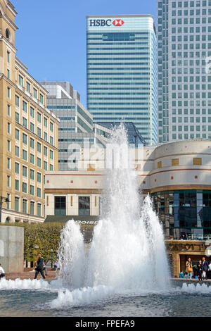 Brunnen Wasserspiel im Cabot Square im Canary Wharf East London Docklands Tower Hamlets England UK mit HSBC Bank Hochhaus HQ Gebäude über Stockfoto