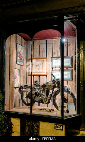 BSA Silver Star Motorrad Schaufenster anzeigen in einem Antiquitätenladen in der Nacht.  Burford, Oxfordshire, Cotswolds, England Stockfoto