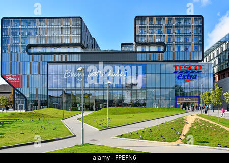 Teil der Woolwich Central gemischte Nutzung Neubaugebiet umfasst einen großen Tesco Extra laden und einige der 259 neue Häuser in einem großen Gehäuse-Standort Stockfoto