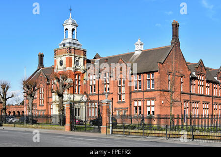 Tore & Front von Brentwood School main Backsteingebäude private unabhängige Tag & Internat Ausbildung mit Uhrturm in Brentwood, Essex England Stockfoto